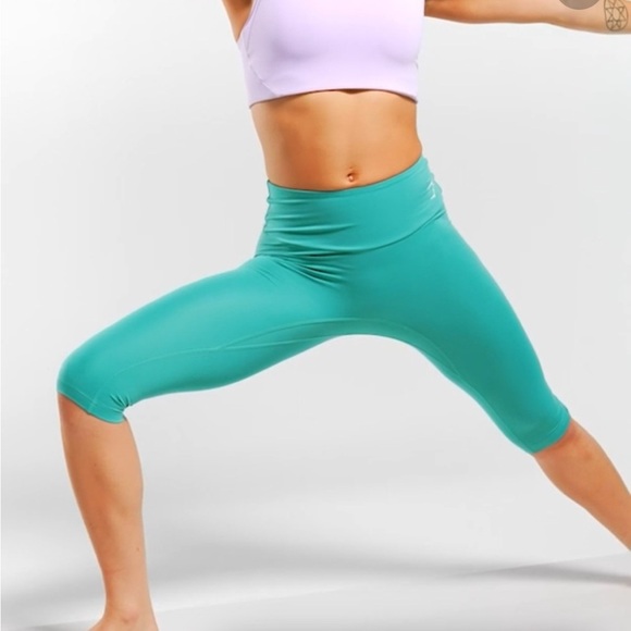 NWOT Gymshark Training Cropped Capri Leggings in Teal. Size Small - Picture 2 of 11